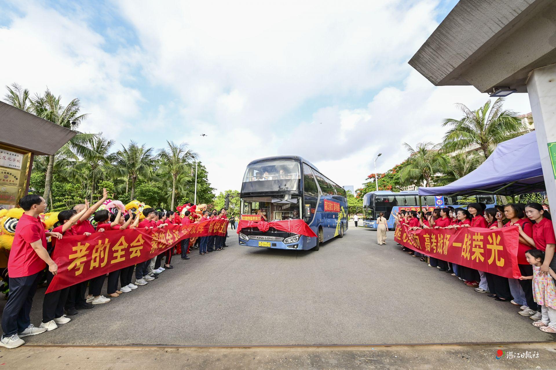 战鼓擂响送考路 千余学子逐梦高考场
