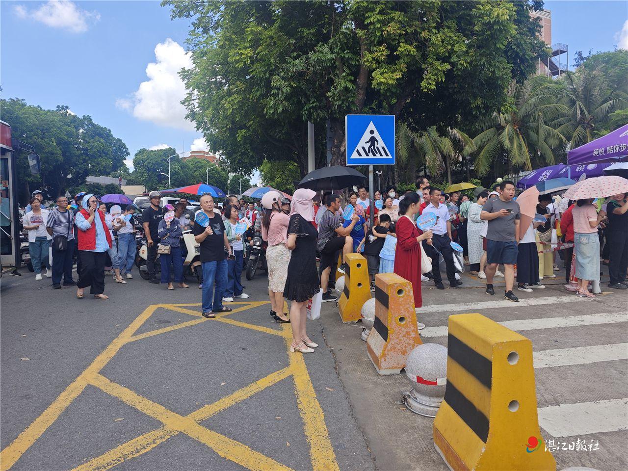 高考首日暖意浓：九十分钟跨区骑行 保温桶盛满母爱