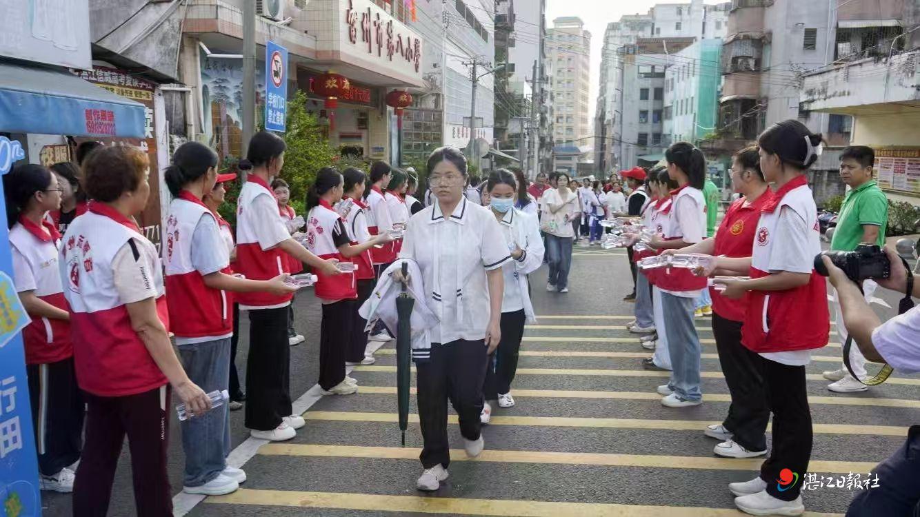  雷州8000多名考生为“梦”赴考